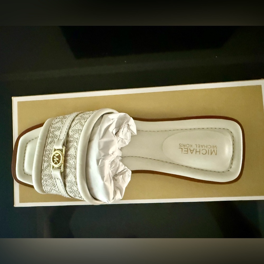 NEW MICHAEL Michael Kors Cream Slide Sandals - NWT - Size 6 - Picture 2 of 5